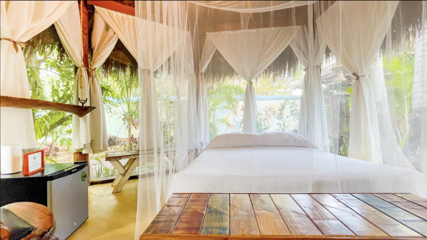 habitacion boutique en la naturaleza en cancun con cama y vista a la selva