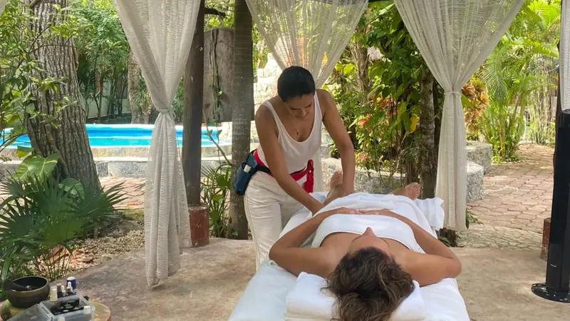 Masaje sanador en OMA Cancún