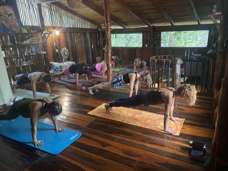 Yoga en el salón de madera