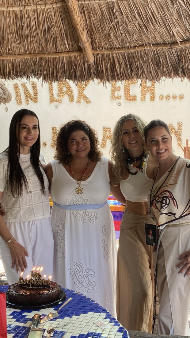 Pastel de cumpleaños junto a la alberca en OMA Cancún